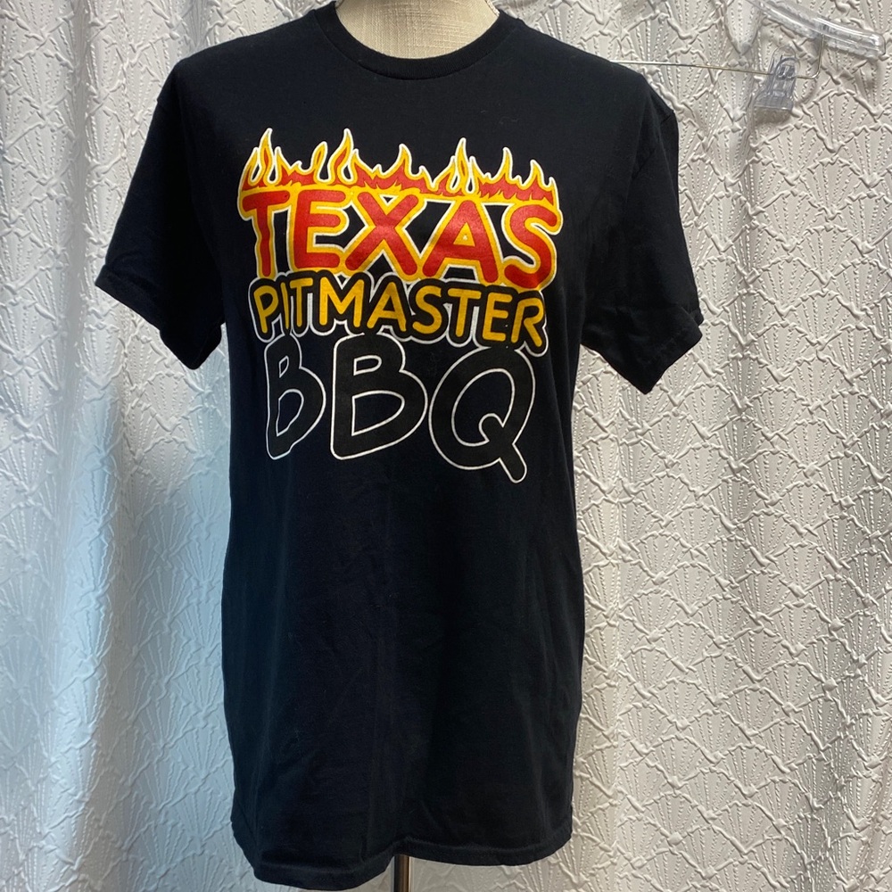 Gildan size medium Black red yellowTexas Pitmaster BBQ graphic‎ Tee soft stretch